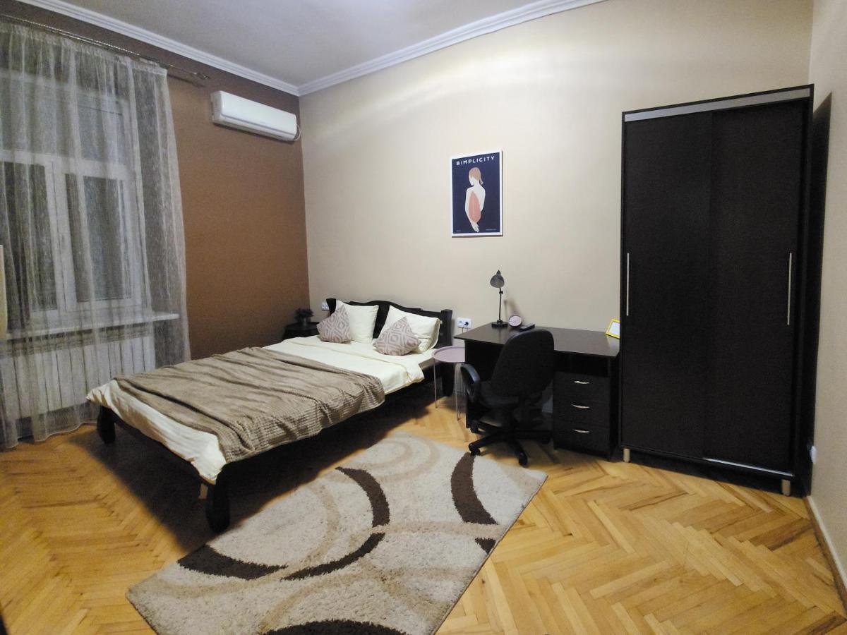 В Центрі М.Чернівці 2 Кімнатна Затишна Квартира. Chernivtsi Exterior foto
